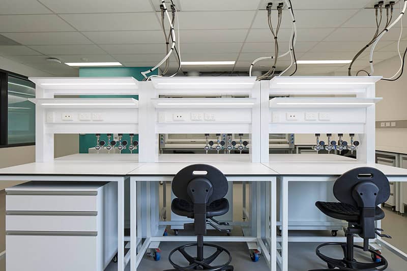 老舊實驗室電路改造：從跳閘頻發到智能配電的救命級方案