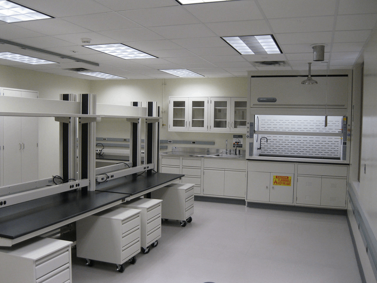 實驗室裝修中吊柜與地柜的設計與安裝技巧