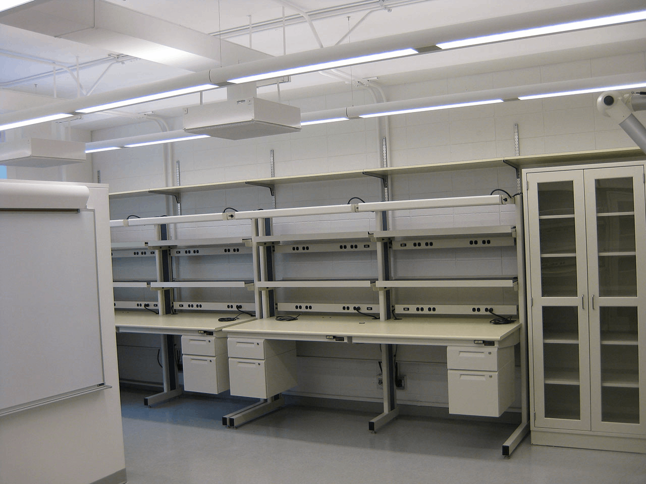 實驗室裝修中實驗臺的定制要點與風格選擇